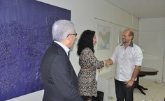 Amilton Glaucio, coordenador do curso de Comunicação, empossa Janayna Ávila