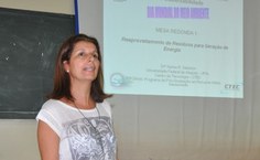 A professora Karina Salomon apresentou palestra sobre reaproveimaneto de resíduos