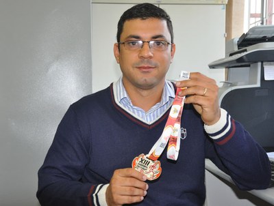 Antonyone Borges apresenta a medalha conquistada em sua participação na Corrida do Fogo