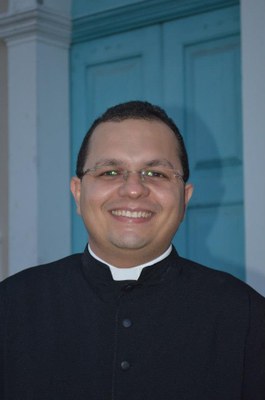 Entre o serviço público e o sacerdócio, Márcio Manuel realiza atividades como servidor público de manhã e como padre à tarde e à noite | nothing