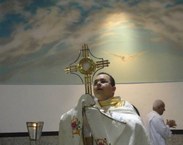 Padre Márcio Manuel, em celebração eucarística na Paróquia Divino Espírito Santo