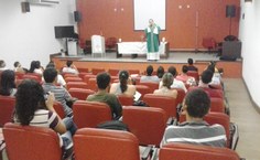 Uma vez por mês, o sacerdote celebra missa no auditório da BC