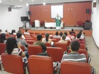 Uma vez por mês, o sacerdote celebra missa no auditório da BC