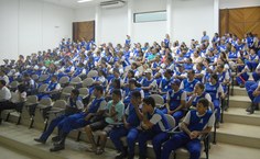 Funcionários da empresa de limpeza ouvem, atentos, os encaminhamentos da reunião