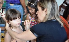 Crianças aproveitam a pintura