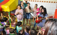 Crianças aproveitam para cantar músicas de Vinícius de Moraes