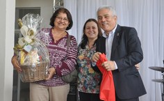 Professora Tereza Cristina Calado também agraciada com cesta de Natal