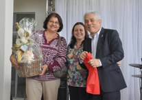 Professora Tereza Cristina Calado também agraciada com cesta de Natal