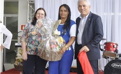 Vice-reitora Rachel Rocha e reitor Eurico Lôbo entregam cesta a terceirizada contemplada em sorteio