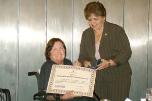 Claudia Malta, ao lado da então reitora Ana Dayse, em 2011, durante homenagem na Assembléia Legislativa | nothing