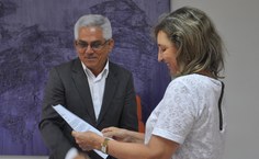 Lenise Gama recebendo o termo de posse