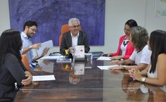 Reitor Eurico LÔbo dá as boas-vindas a Lenise Omena Gama e Suzana Cabral Almeida Barros