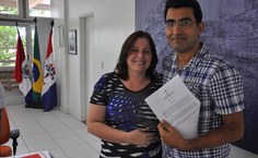 A vice-reitora Rachel Rocha dá as boas-vindas ao novo servidor