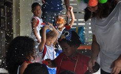 As crianças se divertiram ao jogar de confetes e serpentinas