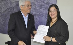 A nova técnica-administrativa da Unidade de Penedo Kyra Mohana Soares comemora a posse