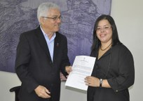 A nova técnica-administrativa da Unidade de Penedo Kyra Mohana Soares comemora a posse