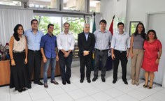 Reitor com servidores empossados