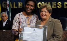 A vereadora Fátima Santiago (PP), propositora da homenagem, posa ao lado de Ana Dayse