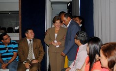 A reitora honorária da Ufal e atual secretária de educação de Maceió, Ana Dayse Dórea, chegando para a solenidade na Câmara