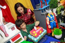 Lenilda, ao lado de seu filho, Ernesto, em aniversário de 8 anos