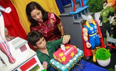 Lenilda, ao lado de seu filho, Ernesto, em aniversário de 8 anos