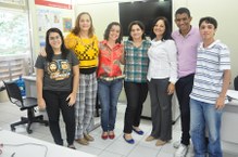 Márcia [de roupa xadrez] com parte da equipe da Assessoria de Comunicação! Parabéns, Márcia!