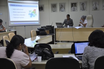 A pró-reitora Silvia Cardeal apresenta as funções da Progep