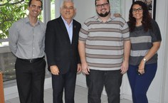 Jorge Henrique (camisa listrada) técnico - administrativo empossado para o Campus A. C. Simões