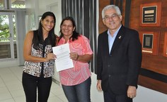 Lidiane Omena, docente do curso de Física, recebe da mãe Termo de Posse