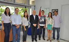 Professores posam para foto com reitor Eurico Lôbo