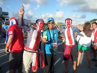 Eraldo todo equipado junto a torcedores da Costa Rica