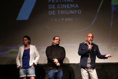 Os jurados Hanna Godoy, Sérgio Onofre e Almir Guilhermino na cerimônia de premiação