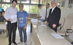 Diretor da Famed, Francisco Passos, prestigiando docente empossado