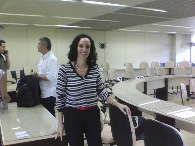 Uma dessas novas professoras do ICBS é Camila Carvalho, que já atuava como professora substituta na unidade.