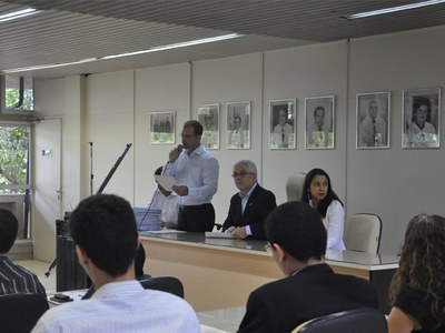 Diretor do Departamento de Administração de Pessoal, Frederich Ebrahim, lê termo de posse