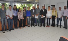 Servidores posam para foto com reitor Eurico Lôbo na última segunda-feira.jpg