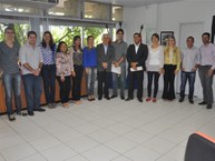 Servidores posam para foto com reitor Eurico Lôbo na última segunda-feira.jpg