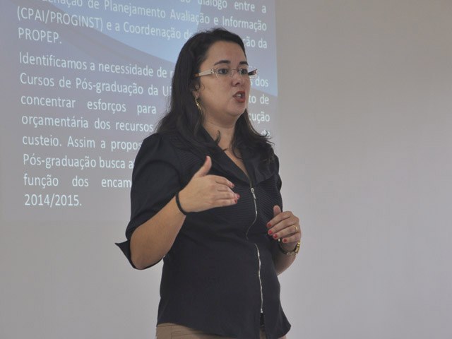 A técnica em assuntos educaionais da Propep, Jaqueline Vaz, fez uma breve apresentação sobre os temas do encontro e convidou os servidores a se apresentarem