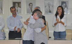 Cerimônia teve momentos de fortes emoções. O engenheiro Lucas Weber abraça seu pai ao receber o termo de posse