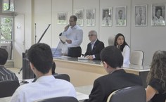 Diretor do DAP, Frederich Ebrahim, lê termo de posse