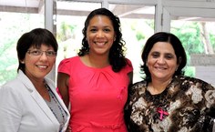 A coordenadora da Ascom, Simoneide Araújo, recebe Janaina Alves [ao centro], com a chefe de redação, Márcia Alencar; elas comemoram a chegada da nova servidora