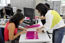 As servidoras Janaina Alves e Rose Ferreira nos preparativos da campanha Outubro Rosa