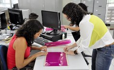 As servidoras Janaina Alves e Rose Ferreira nos preparativos da campanha Outubro Rosa