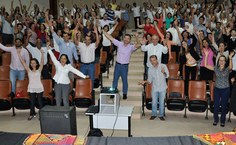 No final da palestra, o público celebrou a importância da gentileza e do bom-humor