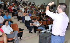 Sr. Gentileza conversa com os servidores