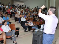 Sr. Gentileza conversa com os servidores