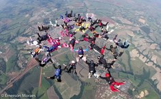 Ruth Trindade integrou grupo de 34 mulheres de todo o Brasil e de outros países da América do Sul em novo recorde de paraquedismo