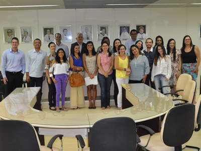 Servidores posam para foto com reitor Eurico Lôbo