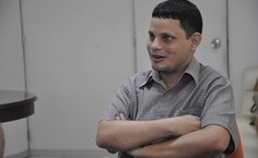 Jean Bernardo, deficiente visual, vai trabalhar com a revisão de texto em Braile