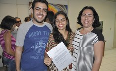 A servidoraThanyara e seus familiares na cerimônia de posse